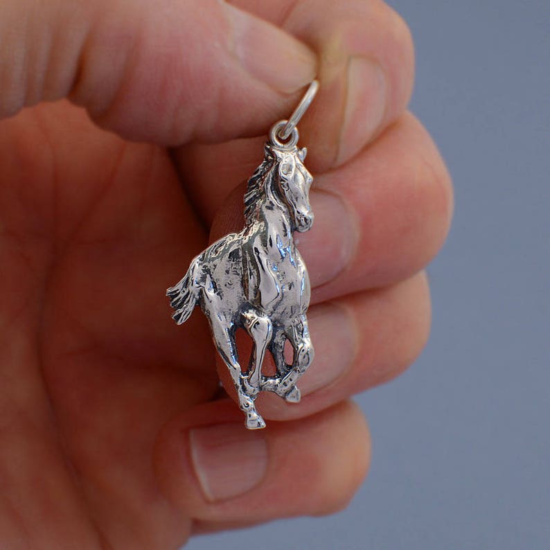 Pendentif d'un cheval galopant image 2