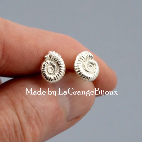 Boucles d'oreille de fossile d'ammonite d'argent