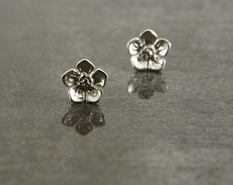 Flower 925 Sterling silver stud/post earrings with pointed Petal