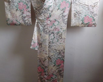 Stunning Vintage Japanese Silk Kimono with an all over design of Flowers and Blossoms