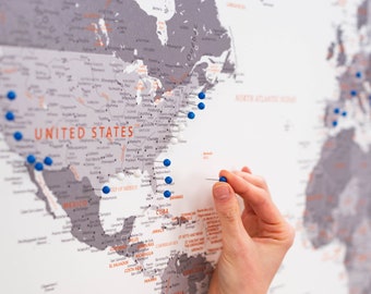Travel Tracker Map, Push Pin World Map Gedetailleerde, Travel Pin Board Canvas, Gepersonaliseerde Muurkaart om plaatsen te markeren waar je bent geweest, Home Gift