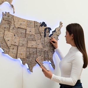 Carte des États-Unis avec punaises avec rétroéclairage LED, punaises de carte de voyage, art mural de décoration de maison, cadeau pour une nouvelle maison, cadeau de la fête de l'indépendance, profitez du bois