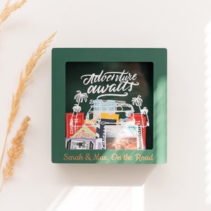 Travel Box Adventure Awaits, Fernweh-Dekor, personalisierte Erinnerungsbox, Ticket-Display-Box, Reise-Schattenbox, Geburtstagsgeschenkidee