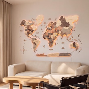 Peut inclure: Une grande carte du monde murale en bois multicouche, composée de différentes nuances de brun et de beige. La carte intègre un rétroéclairage LED qui projette une lueur chaude autour des continents, avec le mot Antarctica inscrit en bas.