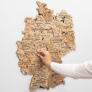 Holzkarte Deutschland, Mappa in legno della Germania, Decorazione da parete 3D per la casa, Puntina da disegno per mappa turistica, Regalo per anniversario di matrimonio per lui e per lei, Regalo di coppia