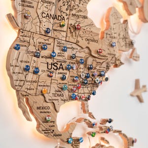 Massief houten wereldkaart met led-achtergrond, exclusief muurdecor, gloeiend muurdecor, modern kaartdecor, avonturentracker push-pins reiskaart