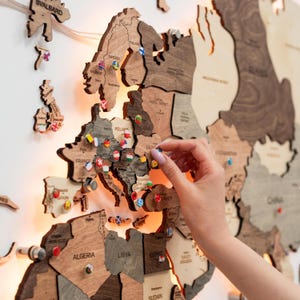 Decorazione da parete con mappa del mondo a LED, mappa da parete artistica, mappa del mondo 3D, arredamento per la casa, puntine da disegno per mappe di viaggio, regalo per anniversario di matrimonio, Enjoy The Wood