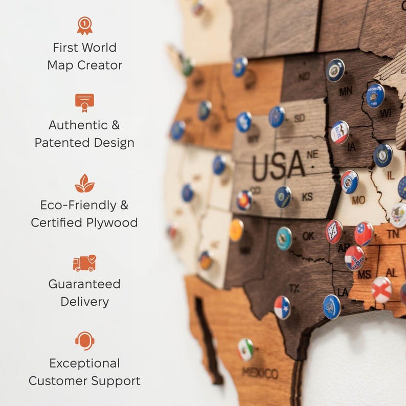 Pu&ograve; includere: Mappa in legno degli Stati Uniti con contorni statali in varie tonalit&agrave; di legno. Ogni stato ha una spilla con un disegno a bandiera. La mappa include il testo "USA" e icone con testo come "First World Map Creator".