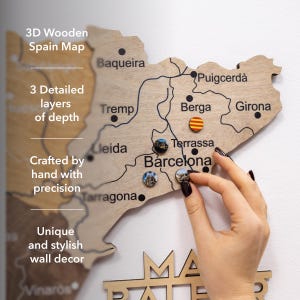 Peut inclure: Une carte en bois 3D de l'Espagne avec trois couches de profondeur d&eacute;taill&eacute;es. La carte, avec les noms des villes, est fabriqu&eacute;e &agrave; la main avec pr&eacute;cision. Le texte "3D Wooden Spain Map" et "Unique and stylish wall decor" est inclus.