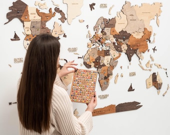 Mappa del mondo in legno con puntine, mappa dei luoghi che hai visitato, colleziona momenti, ispirazione di viaggio, regalo per l'inaugurazione di una nuova casa per un arredatore d'interni.