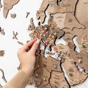 Ręcznie robiona drewniana mapa świata, spersonalizowana mapa podróży, prezenty ślubne dla pary, sztuka ścienna do pokoju dziecięcego, spersonalizowana mapa lokalizatora pinezkowego, prezent dla męża