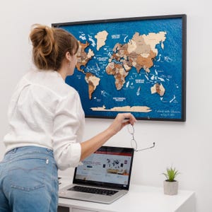 Gepersonaliseerde reiskaart wereldkaart push pin reistracker wereldkaart prikbord ingelijste woondecoratie kantoorinrichting ingelijste kunst housewarming cadeau