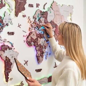 Mapa-múndi abstrato com retroiluminação LED, decoração rústica de parede, arte de parede para casa, decoração 3D de madeira, alfinete de pressão, mapa de viagem, presente de aniversário para casal, presente de família