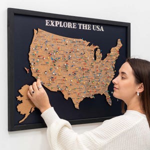 Carte de voyage avec punaises, carte des États-Unis à épingler, cartes de l'aventure, carte personnalisée encadrée en liège des États-Unis, art mural décoration d'intérieur, cadeau du jour de l'indépendance