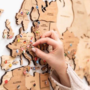 Personalisierte Weltkarte Wanddekoration für Home Office Display Reiseerinnerungen Land Flagge Wand Kunst Benutzerdefinierte Geschenk Housewarming Geschenk Idee Design