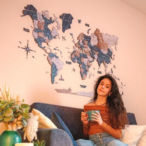Décoration murale 3D, carte de voyage faite main pour les amateurs d'aventure, carte du monde en bois moderne, cadeau de pendaison de crémaillère unique, cadeau d'anniversaire pour ami
