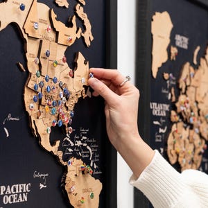 Wereldkaart reisroute, boven het bed muur decor, huwelijkscadeau voor paar interieur, kantoor muurkunst, houten punaise kaart, pensioen cadeau