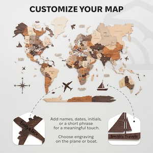 Pu&ograve; includere: Una mappa del mondo in legno con paesi in varie tonalit&agrave; di marrone e beige. Il testo "CUSTOMIZE YOUR MAP" &egrave; in alto. Include ritagli di aereo e barca a vela in legno per la personalizzazione. Il testo "Emily&Jack" &egrave; sull'aereo e "Smith's Travels" sulla barca a vela.