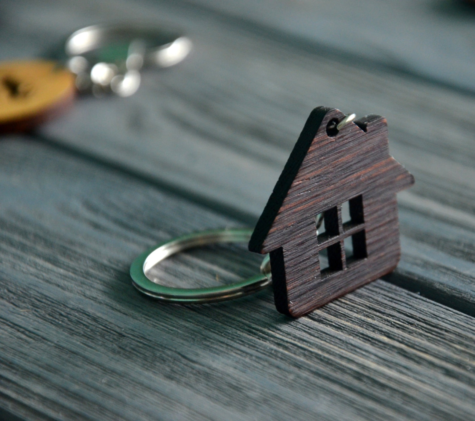 Заказать дома ключ цена. Брелок дом. Брелок домики. Брелок в виде домика. Брелок деревянный домик.