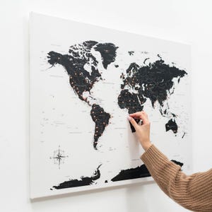 Mini mappa del mondo con puntine da disegno, paesi etichettati, bacheca in tela personalizzabile, regalo per la prima casa, regalo di inaugurazione della casa, idea regalo per il nuovo anno