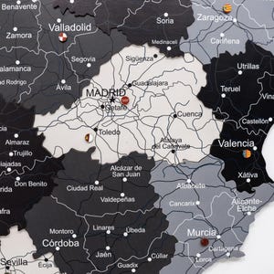 Peut inclure: Carte d&eacute;taill&eacute;e de l'Espagne en niveaux de gris, avec les villes et r&eacute;gions indiqu&eacute;es. Des &eacute;pingles d&eacute;coratives marquent divers lieux, dont Madrid et Valence. Une pi&egrave;ce d&eacute;corative pour les amateurs de voyages.