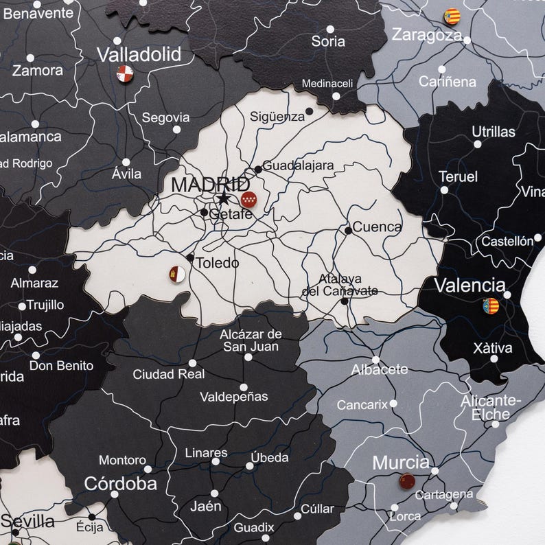 Peut inclure: Carte d&eacute;taill&eacute;e de l'Espagne en niveaux de gris, avec les villes et r&eacute;gions indiqu&eacute;es. Des &eacute;pingles d&eacute;coratives marquent divers lieux, dont Madrid et Valence. Une pi&egrave;ce d&eacute;corative pour les amateurs de voyages.