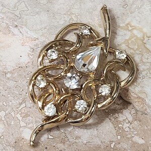 Vintage Rhinestone Brooch, Rhinestone Leaf Brooch, Rhinestone Leaf Pin, White and Sparkly Rhinestones, Goldtone and Rhinestone Brooch