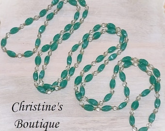 Vintage groene glazen flapketting, gefacetteerde witte kralen 46"