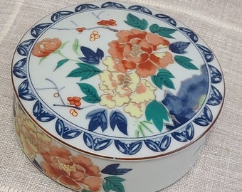 Vintage Handpainted Japan Porcelain Jewlery Box with Top Cover Beautiful Japanese Flowers Dresser or Vanity Item Cotton Ball Jewelry Makeup