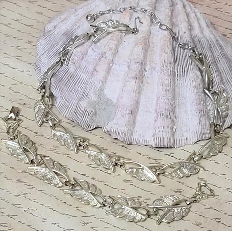 Vintage Choker Neckalce and Matching Bracelet Leaf Motif Free Ship Necklace and Bracelet Jewelry Set
