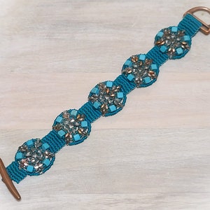 Handcrafted Bracelet, Turquoise Howlite Gemstone, Mineral Bracelet, Medallion Bracelet, Round Disk Bracelet, Howlite Stone Bracelet imagem 4