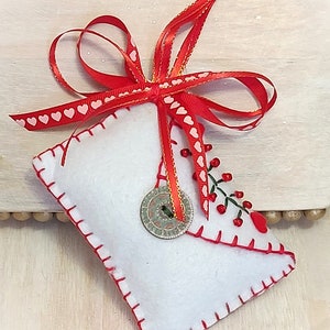 Adorno de San Valentín de fieltro hecho a mano, adorno de sobre de amor, adorno del día de San Valentín, carta con corazones, adorno de carta de amor, parte superior del paquete