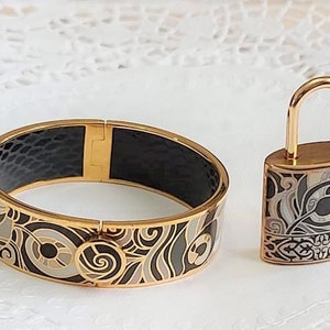 Etihad Airways Gold Toned Abu Dhabi Bracelet and Matching Luggage Lock Heavy Bangle Bracelet with Black and Gold Design Enamel finish