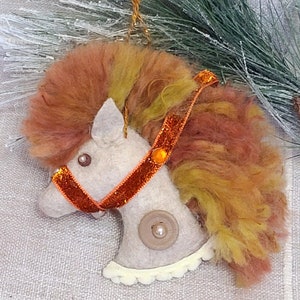 Adorno de fieltro hecho a mano Caballo de fieltro Beige Cararusel Caballo Adorno Árbol de Navidad Adorno Grande, melena de hilo Caballo místico