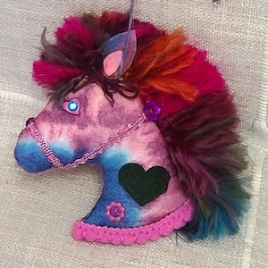 Hecho a mano Tye Dye fieltro caballo carrusel ornamento caprichoso caballo ornamento Navidad ornamento gran hilo melena