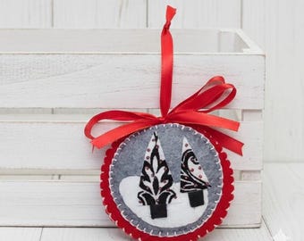 Enfeite de Natal em feltro com miçangas, árvore bordada, desenho de paisagem