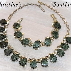 Vintage Necklace Set, Thermoset Dark Green Speckle,  Necklace & Bracelet Set,  Dark Green Teardrop Cabachons, Demi Set Neckalce Bracelet