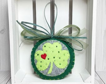 Handgemaakt vilten klaverornament, geborduurd St. Patrick's Day-decor