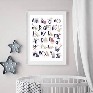 Puede incluir: Un p&oacute;ster de alfabeto colorido con instrumentos musicales. Cada letra del alfabeto est&aacute; emparejada con un instrumento diferente, como un acorde&oacute;n, un bajo, un platillo, un tambor, una guitarra el&eacute;ctrica, una flauta, un gong, un arpa, y m&aacute;s.