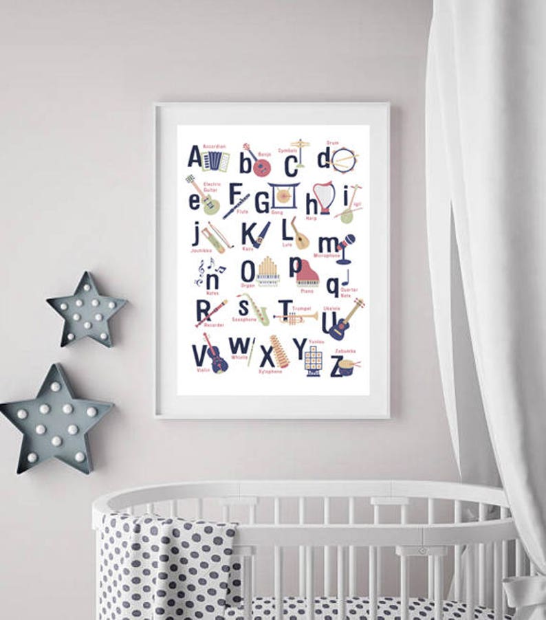 Puede incluir: Un p&oacute;ster de alfabeto colorido con instrumentos musicales. Cada letra del alfabeto est&aacute; emparejada con un instrumento diferente, como un acorde&oacute;n, un bajo, un platillo, un tambor, una guitarra el&eacute;ctrica, una flauta, un gong, un arpa, y m&aacute;s.