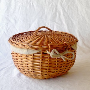 Wicker bread basket with lid, Linen-lined picnic basket