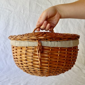 Wicker bread basket with lid, Linen-lined picnic basket, Gift hamper