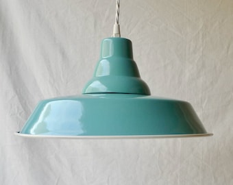 Lampe INDUSTRIELLE émaillée vert aqua, rosace incluse, prête à poser