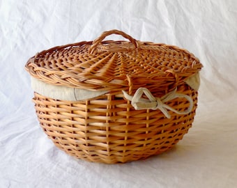 Wicker bread basket with lid / Linen lined picnic basket