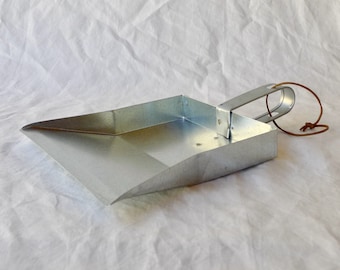 Pá de lixo artesanal de zinco: utensílio de limpeza doméstico rústico em metal