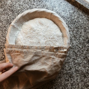 Set of 2 round bannetons / Linen-lined sourdough proofing baskets image 5