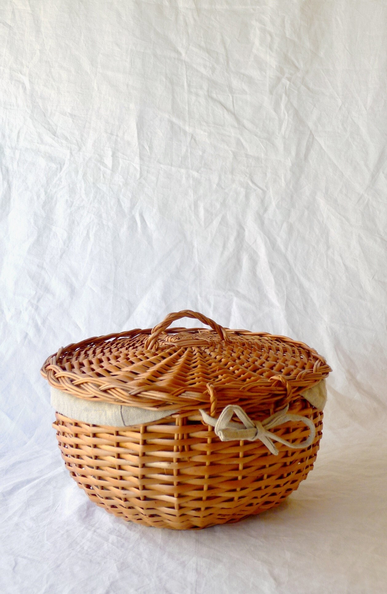 Wicker bread basket with lid, Linen-lined picnic basket