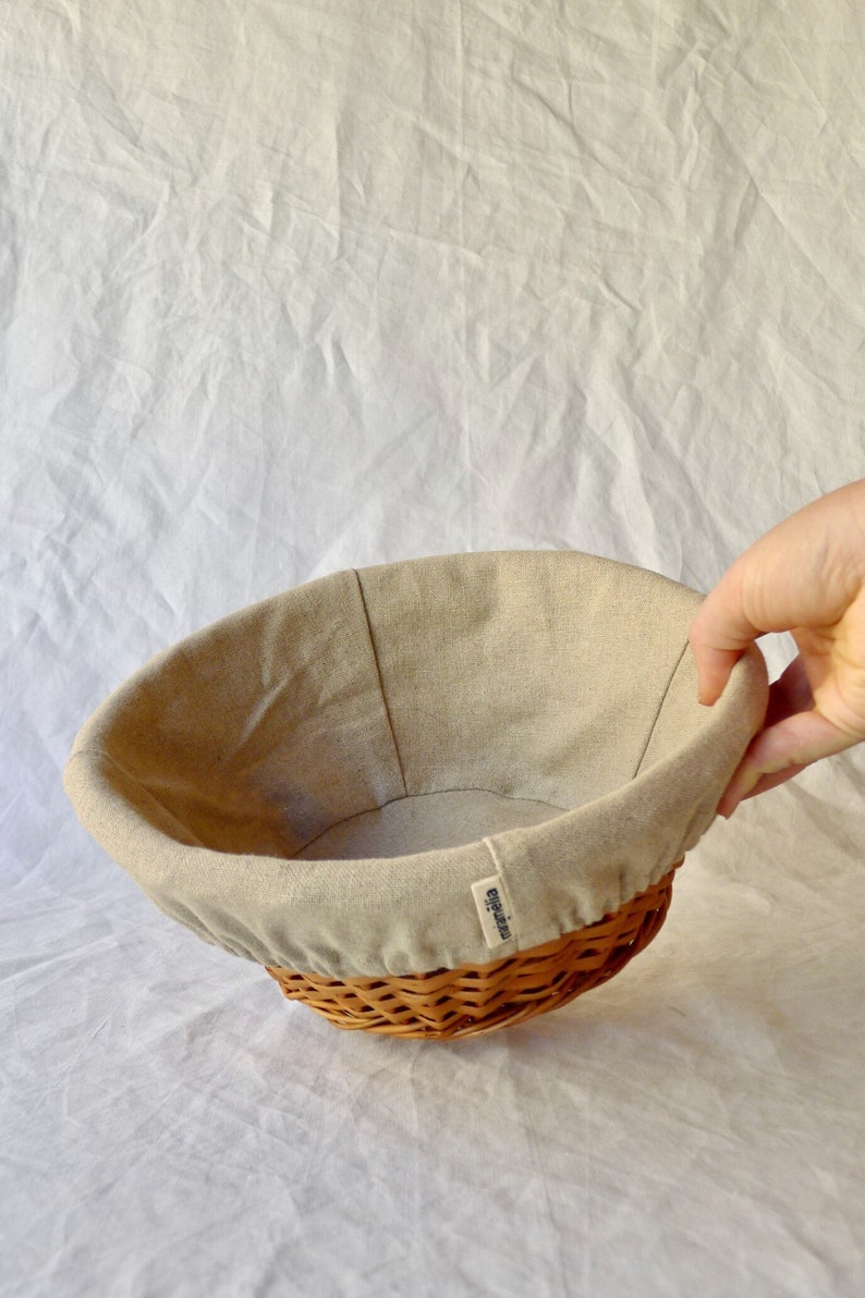 1.2kg round wicker banneton / Linen-lined proofing basket image 1