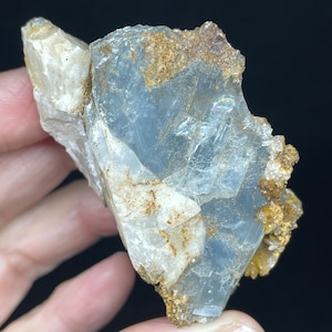 Ruw blauw bariet Gemmy exemplaar uit Marokko TC81 met kristallen infokaart