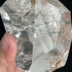 1,1 livre, haute vibration, arc-en-ciel, quartz clair, semi-poli, forme libre géométrique avec carte d'information en cristal N29E